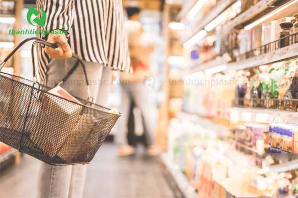 Túi zip trong suốt được bày bán rộng rãi tại các cửa hàng tạp hóa, siêu thị, đáp ứng nhu cầu gia đình và kinh doanh nhỏ lẻ.