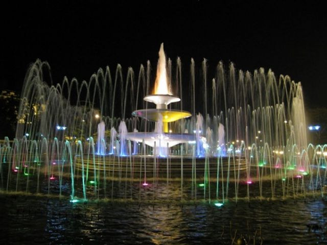 Tuyến đường từ Hà Nội đến Vĩnh Yên qua cầu Thăng Long với cảnh quan xanh