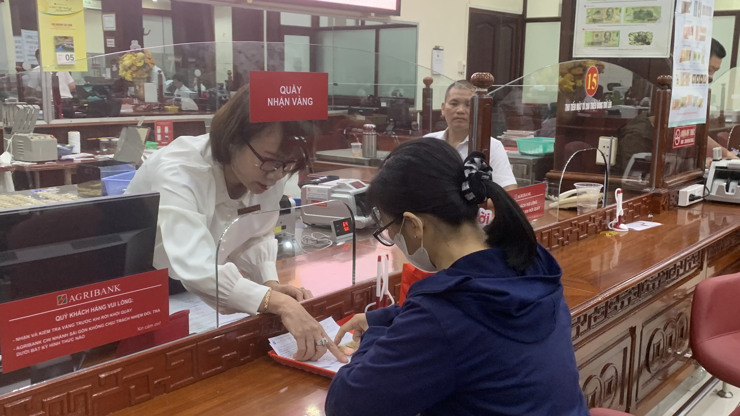 Vàng miếng SJC tại điểm giao dịch ngân hàng