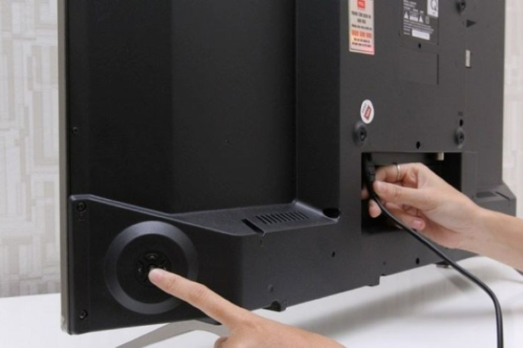 Vị trí nút nguồn tivi Samsung