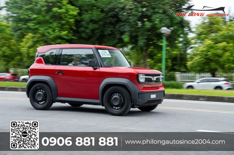 VinFast VF3 di chuyển trên đường phố đô thị