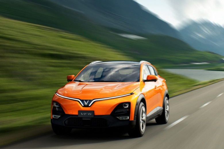 VinFast VF6 Plus màu xanh đang di chuyển trên đường, thể hiện khả năng vận hành ấn tượng và quãng đường di chuyển dài.