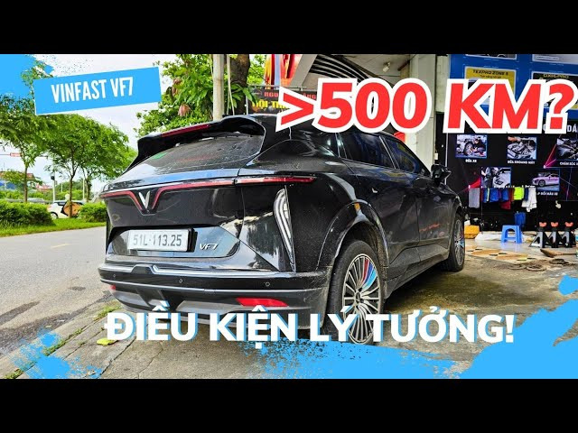 VinFast VF7 màu xanh lam đang đỗ tại trạm sạc với thiết kế hiện đại