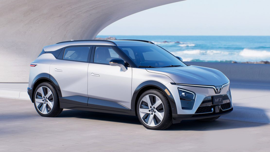 VinFast VF7 Plus từ góc nhìn phía trước, thể hiện thiết kế hiện đại và khả năng di chuyển linh hoạt.