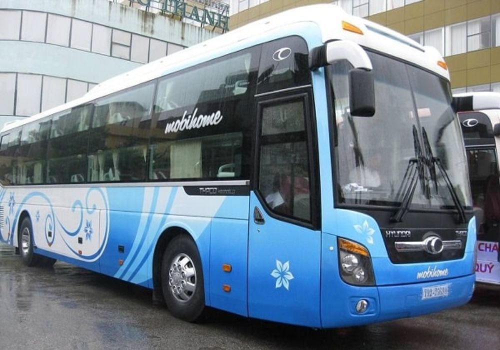 Xe khách tại bến xe Nha Trang chuẩn bị khởi hành đi Đà Lạt