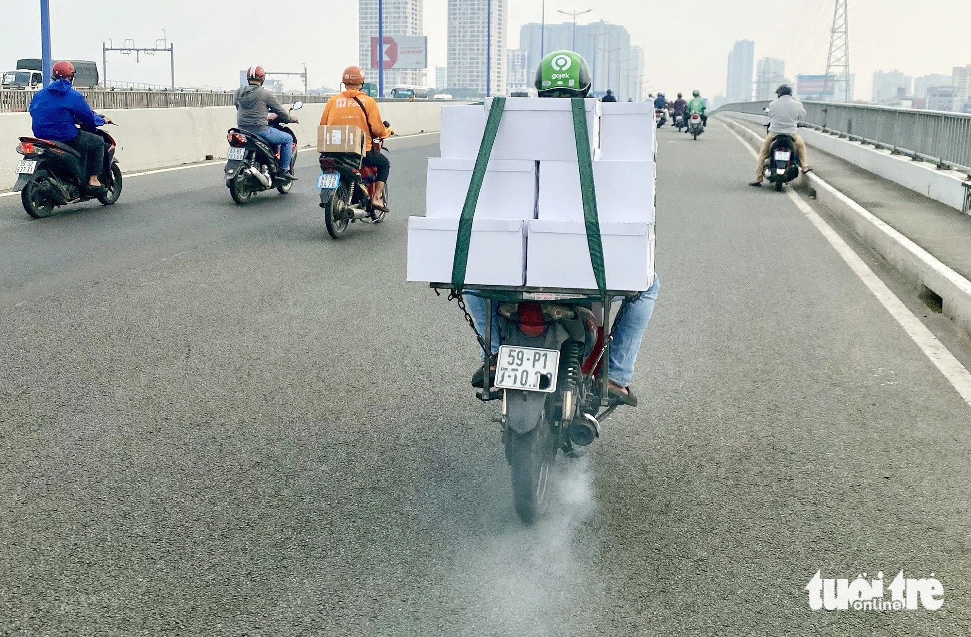 Xe máy thải khói đen đặc trưng tại khu vực trung tâm thành phố