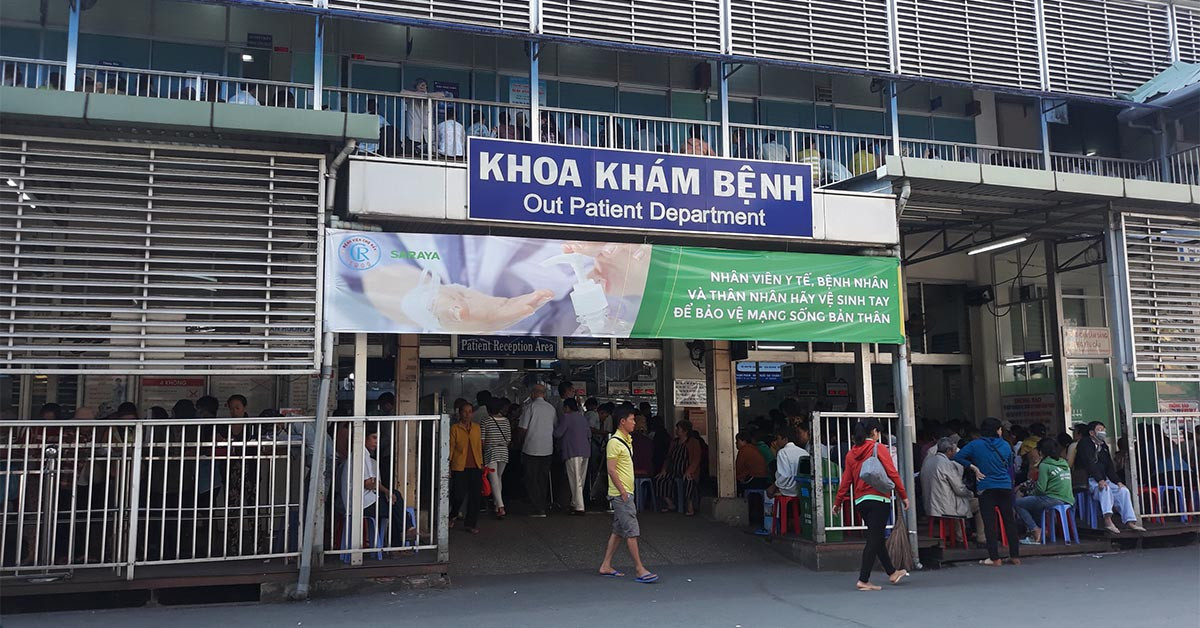 Bác sĩ đang thăm khám tình trạng đau lưng cho bệnh nhân tại một cơ sở y tế uy tín ở TP.HCM