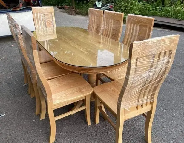 Bàn Ăn Gỗ Sồi 8 Ghế: Làm Sao Để Chọn Lựa Phù Hợp Không Gian?