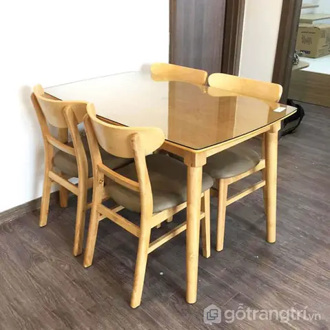 Bộ Bàn Ăn Mặt Kính Thường Được Sử Dụng Trong Các Căn Hộ Chung Cư, Nhà Phố Hiện Đại Nhờ Vào Khả Năng Phản Chiếu Ánh Sáng, Tạo Cảm Giác Không Gian Rộng Rãi Hơn. Bên Cạnh Đó, Tính Dễ Dàng Vệ Sinh Và Bảo Quản Cũng Là Một Lý Do Khiến Nhiều Gia Đình Lựa Chọn Loại Bàn Ăn Này. Bàn Kính Phù Hợp Với Nhiều Phong Cách Thiết Kế Nội Thất, Từ Hiện Đại, Tối Giản Đến Sang Trọng, Cổ Điển.