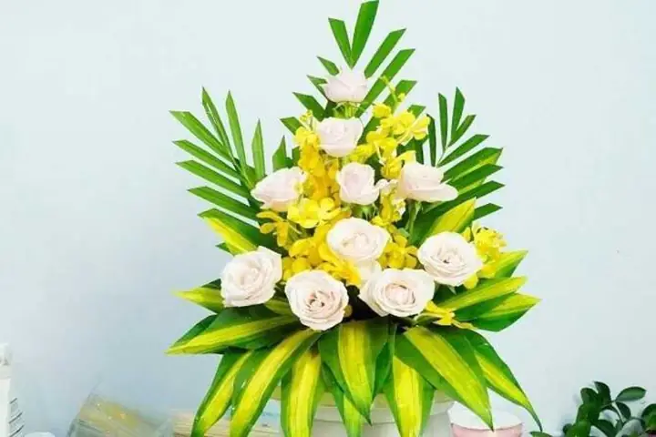 Phương Pháp Cắm Hoa Bàn Thờ Thiên Chúa 3 Ngôi