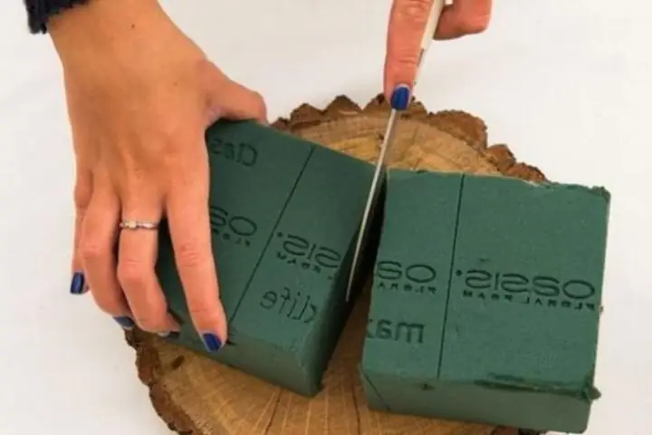 Bước 1: Cố Định Xốp Để Cắm Hoa Bàn Thờ Chúa