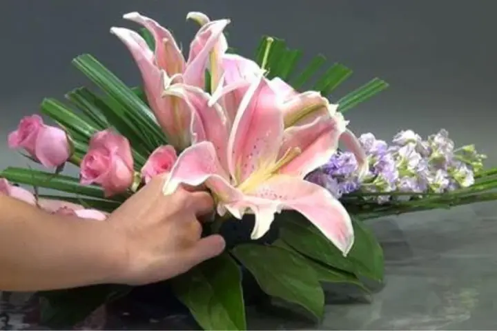 Bước 5: Trang Trí Bình Hoa Bàn Thờ Chúa