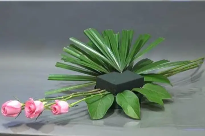 Bước 3: Sắp Xếp Các Vị Trí Để Cắm Hoa