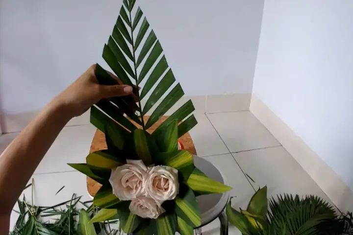 Bước 3: Cắm Lá Dừa Để Trang Trí Cho Mẫu Cắm Hoa Bàn Thờ Chúa