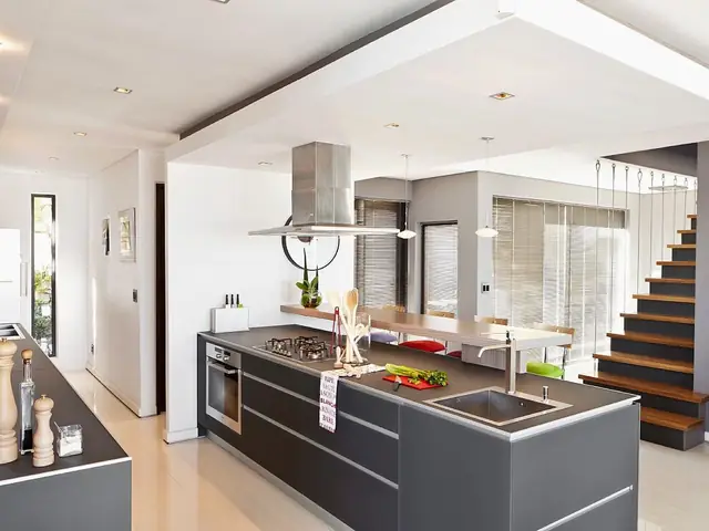 Bố Trí Nhà Bếp Đối Diện Cầu Thang Có Tốt Không?