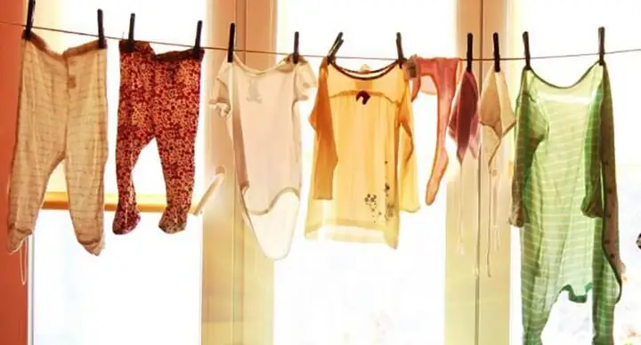 Phơi Khô Quần Áo Trước Khi Cất Vào Tủ Đồ