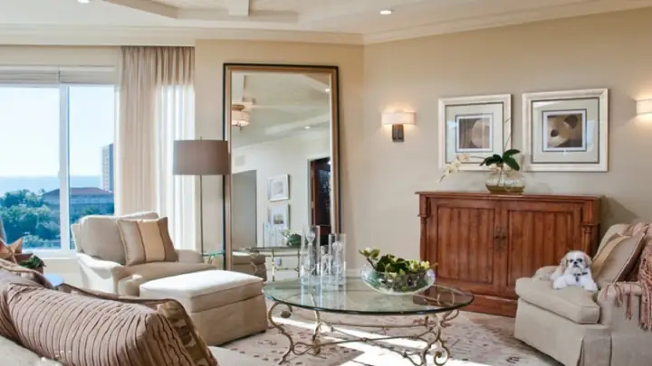 Bên Phải Cửa Ra Vào