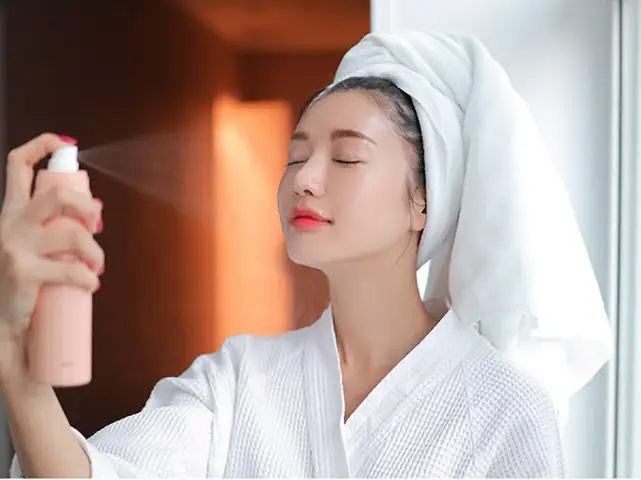 2xịt Khoáng Hoặc Nước Mát Lên Người