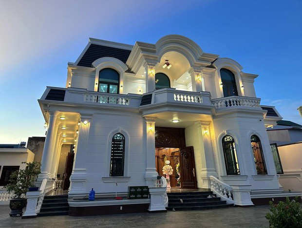 Căn biệt thự bề thế được xây dựng tại quê nhà Hải Dương của cầu thủ Văn Toàn, thể hiện sự thành công và lòng hiếu thảo