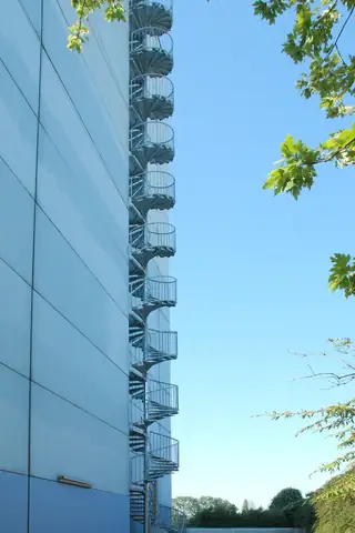 #1 Cầu Thang Thoát Hiểm Bên Ngoài Trời Cho Tòa Nhà Cao Tầng – Hùng Phát Cnc