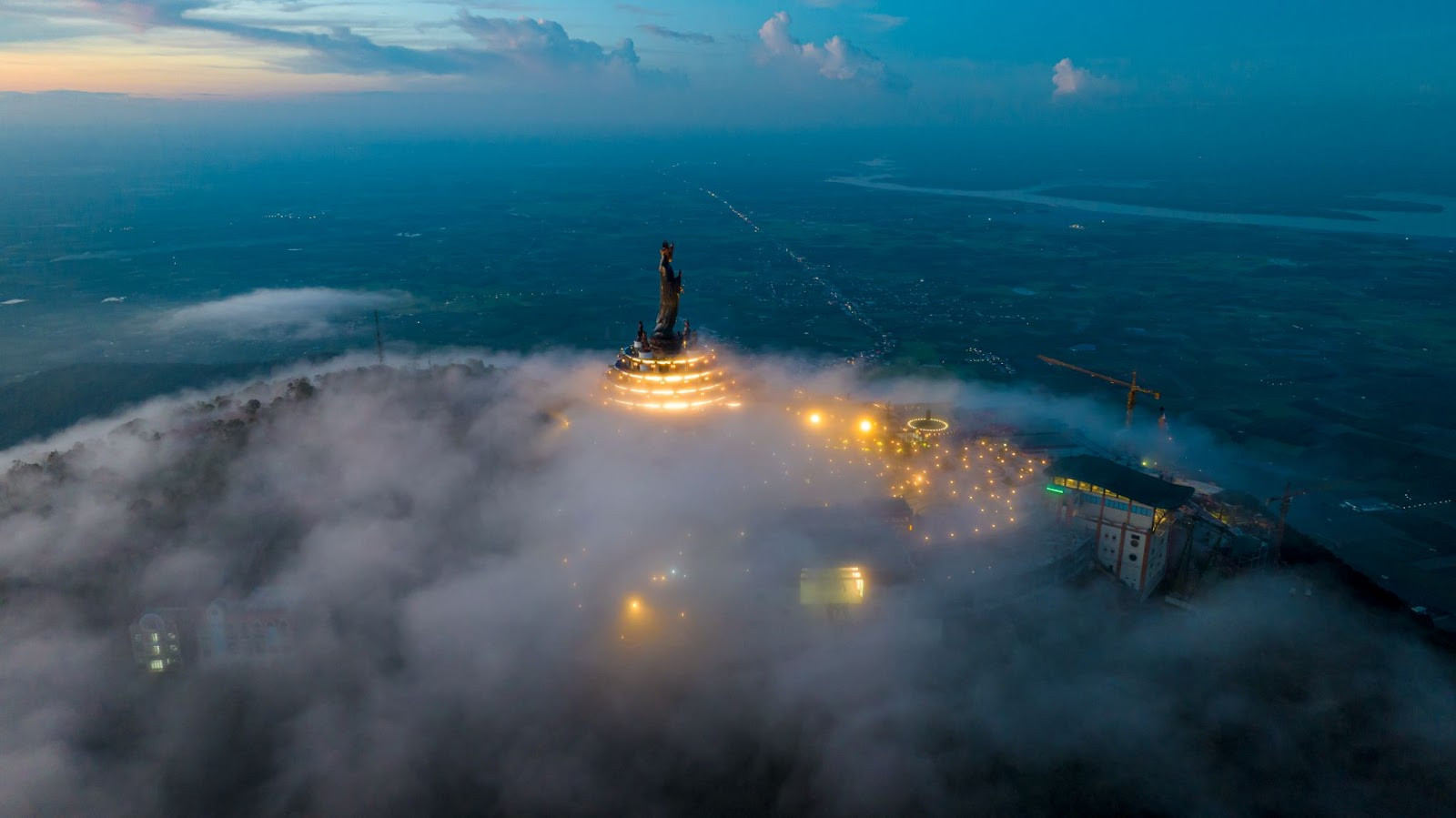 Dáng hình sừng sững của núi Bà Đen hiện rõ trên nền trời trong xanh