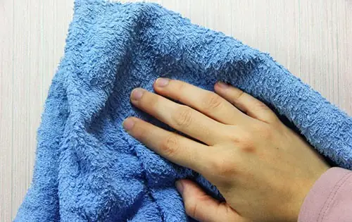 Thường Xuyên Dùng Vải Mềm Lau Giấy Dán Tường