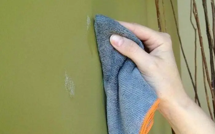 Cách Làm Sạch Vệt Sơn Trên Giấy Dán Tường Lau Chùi Được