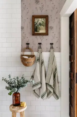 Giấy Dán Tường Trong Phòng Tắm: Nên Hay Không?