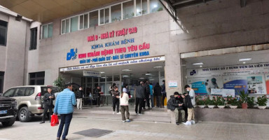 Hình ảnh bác sĩ da liễu đang thăm khám cho bệnh nhân