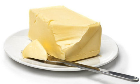 Hình ảnh các khối bơ lạt màu vàng nhạt, thể hiện nguyên liệu làm bánh cơ bản