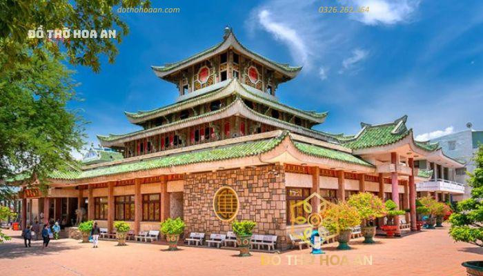 Hình ảnh Miếu Bà Chúa Xứ trên núi Sam, thể hiện nét kiến trúc cổ kính và linh thiêng