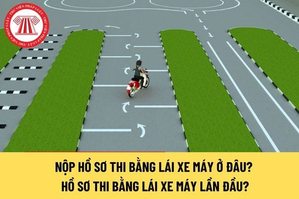 Hình ảnh minh họa người đang nộp hồ sơ tại trung tâm đào tạo lái xe máy