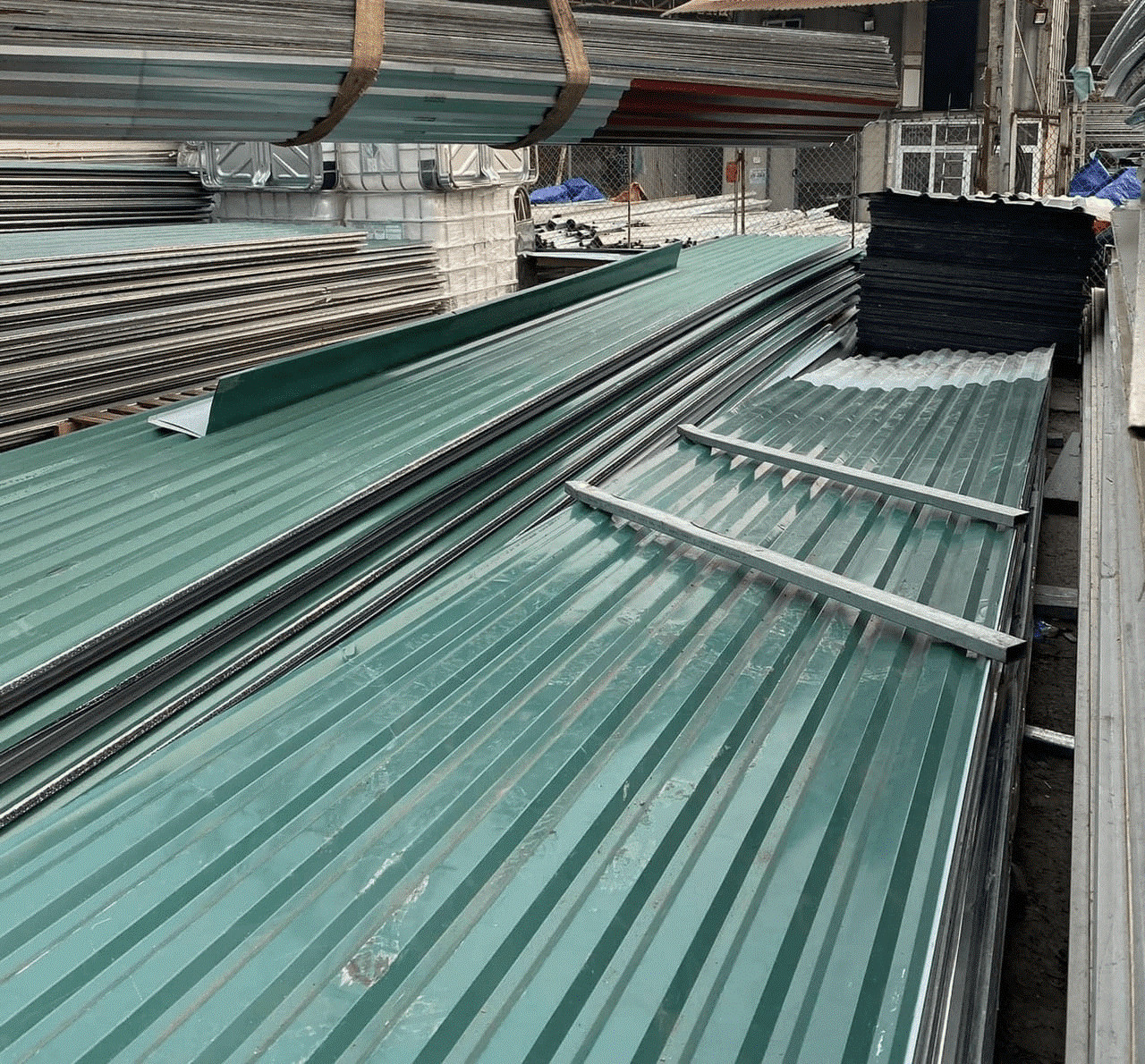 Hình ảnh minh họa tấm tôn được sử dụng làm hàng rào bao quanh một công trình xây dựng