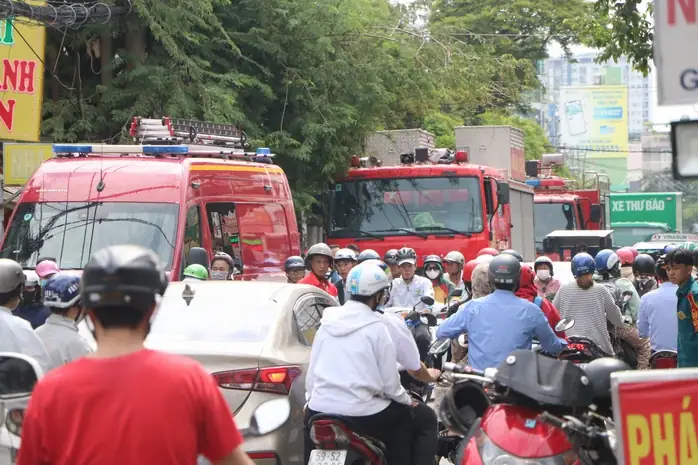 Hình Ảnh Căn Nhà 4 Tầng Ở Tp Hcm Bị Sập, 2 Người Bị Đá Đè Chân - Ảnh 2. Hình Ảnh Căn Nhà 4 Tầng Ở Tp Hcm Bị Sập, 2 Người Bị Đá Đè Chân - Ảnh 2.