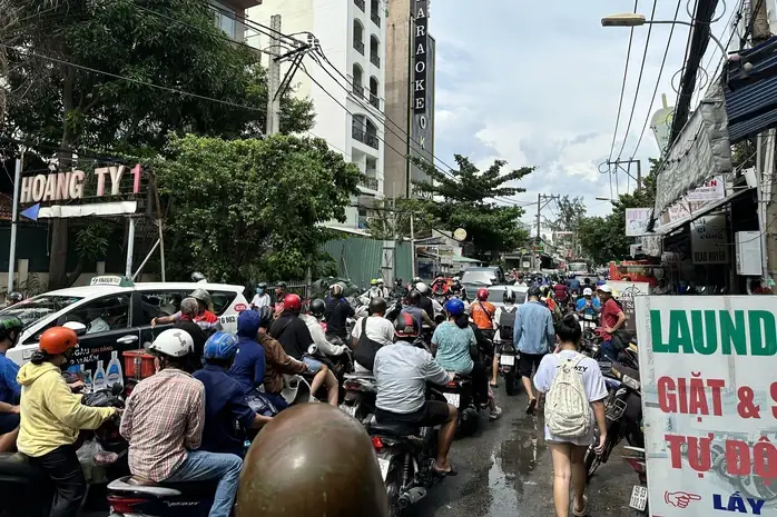 Hình Ảnh Căn Nhà 4 Tầng Ở Tp Hcm Bị Sập, 2 Người Bị Đá Đè Chân - Ảnh 5. Hình Ảnh Căn Nhà 4 Tầng Ở Tp Hcm Bị Sập, 2 Người Bị Đá Đè Chân - Ảnh 5.