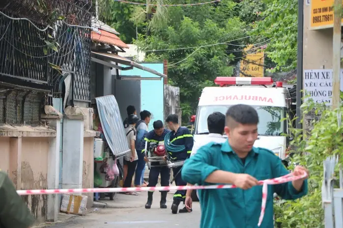 Hình Ảnh Căn Nhà 4 Tầng Ở Tp Hcm Bị Sập, 2 Người Bị Đá Đè Chân - Ảnh 3.