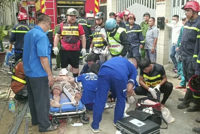 Hình Ảnh Căn Nhà 4 Tầng Ở Tp Hcm Bị Sập, 2 Người Bị Đá Đè Chân - Ảnh 4. Hình Ảnh Căn Nhà 4 Tầng Ở Tp Hcm Bị Sập, 2 Người Bị Đá Đè Chân - Ảnh 4.