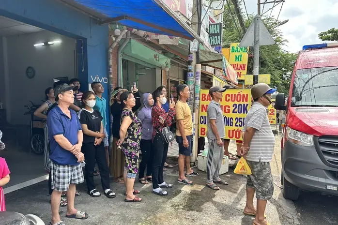 Hình Ảnh Căn Nhà 4 Tầng Ở Tp Hcm Bị Sập, 2 Người Bị Đá Đè Chân - Ảnh 6. Hình Ảnh Căn Nhà 4 Tầng Ở Tp Hcm Bị Sập, 2 Người Bị Đá Đè Chân - Ảnh 6.