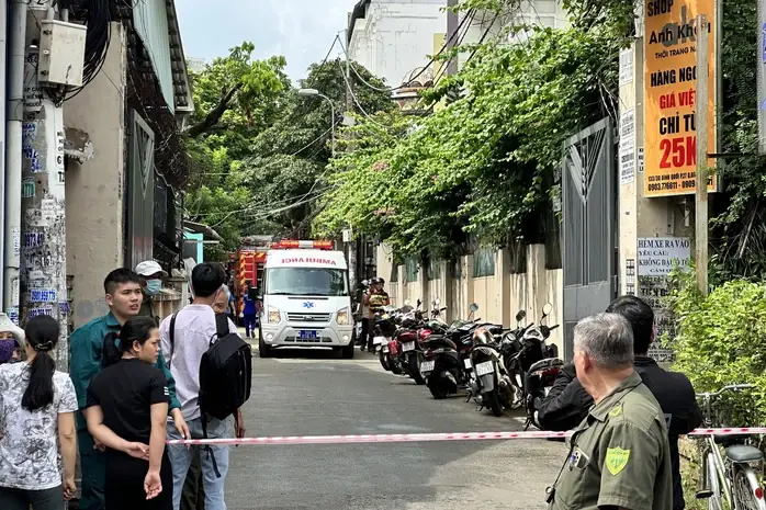 Hình Ảnh Căn Nhà 4 Tầng Ở Tp Hcm Bị Sập, 2 Người Bị Đá Đè Chân - Ảnh 1. Hình Ảnh Căn Nhà 4 Tầng Ở Tp Hcm Bị Sập, 2 Người Bị Đá Đè Chân - Ảnh 1.