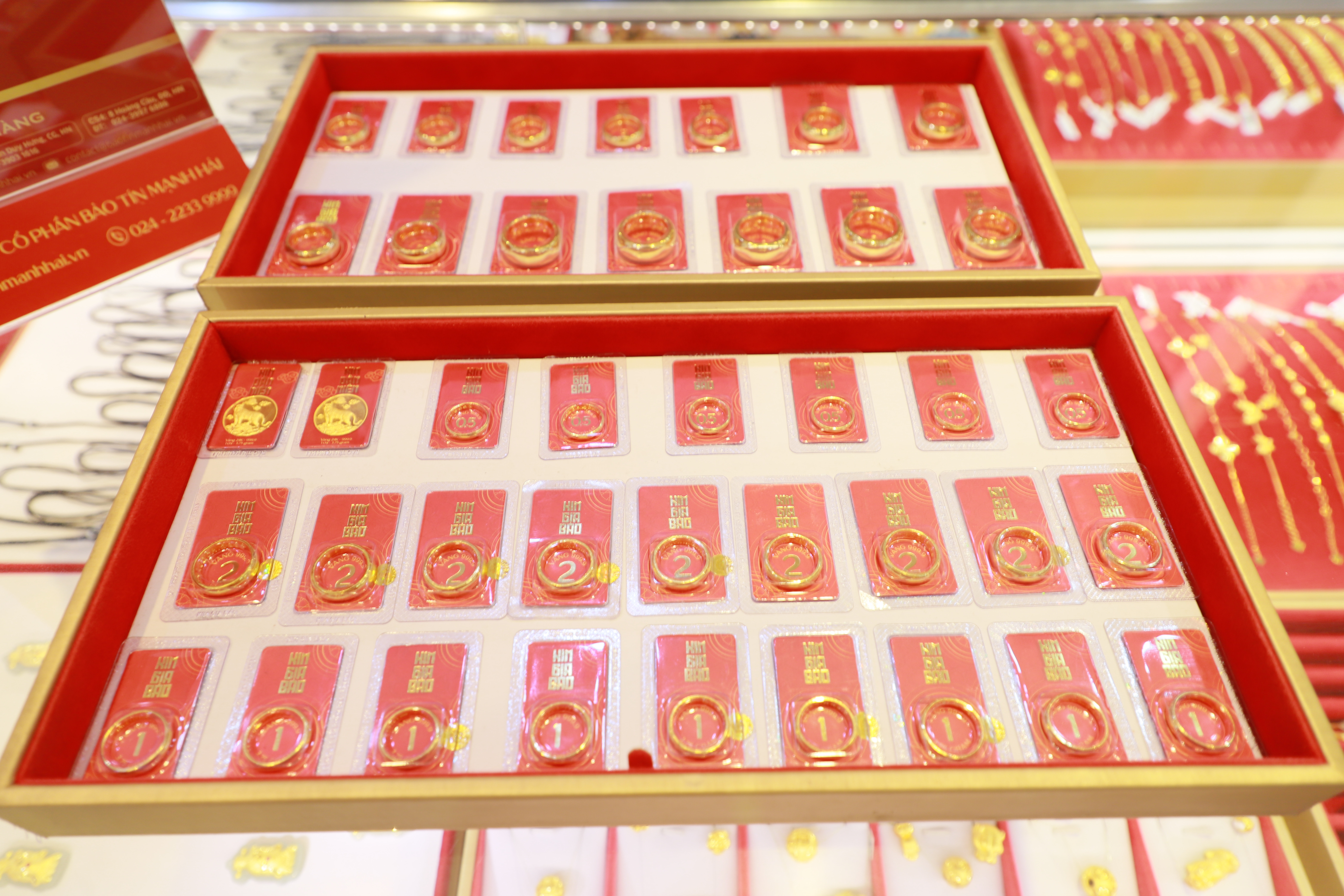 Hình ảnh so sánh giá mua bán vàng tại các tiệm khác nhau