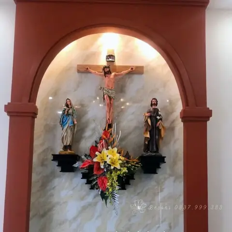 22. Mẫu Cắm Hoa Ly Ở Bàn Thờ Chúa Số 22