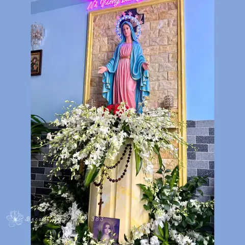 Mẫu Cắm Hoa Phong Lan Trắng Ở Đài Mẹ Ban Ơn Số 7