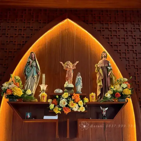 28. Mẫu Trang Trí 3 Bình Hoa Cực Đẹp Cho Bàn Thờ Gia Đình Thánh Gia Số 28