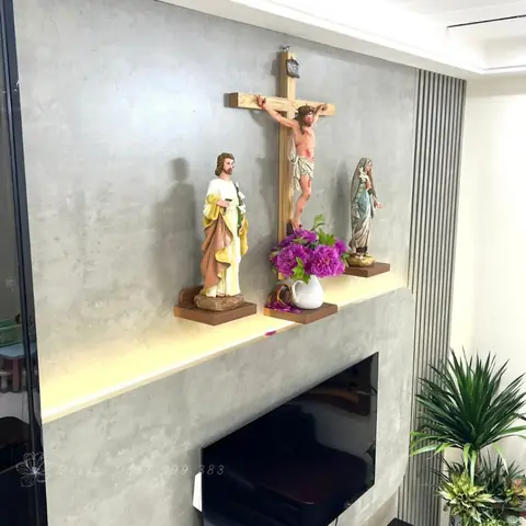 18. Mẫu Bình Hoa Với Sắc Tím Trang Nhã Của Bàn Thờ Chúa Số 18