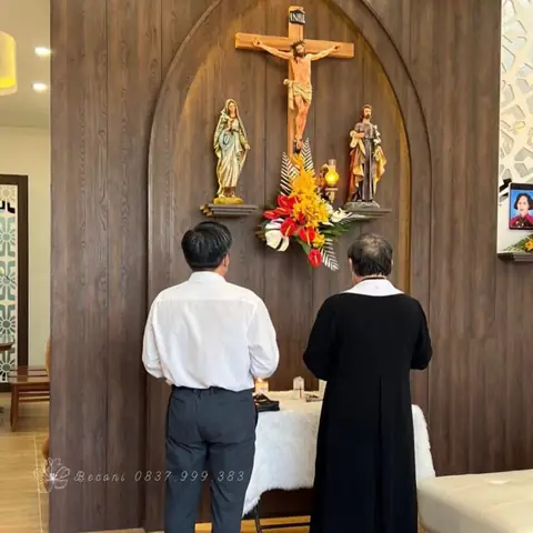 25. Mẫu Cắm Hoa Lan Vàng Phối Đỏ Hút Mặt Ở Bàn Thờ Chúa Số 25