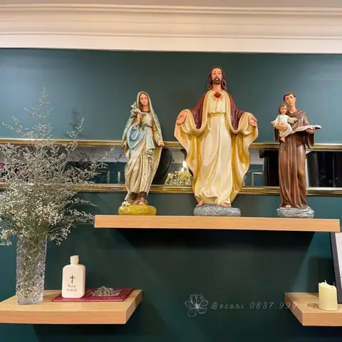 36. Mẫu Bình Hoa Phối Hoa Sao Và Hoa Bi Đơn Giản Ở Bàn Thờ Chúa Kito Vua Số 36