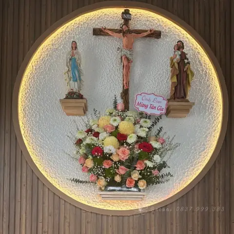 38. Mẫu Bình Hoa Cực Đẹp Ở Bàn Thờ Chúa Số 38