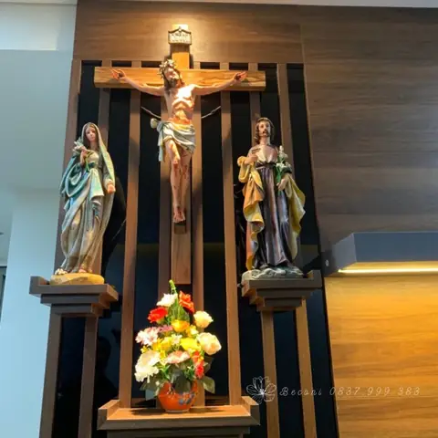 26. Mẫu Bình Hoa Nhỏ Xinh Ở Bàn Thờ Số 26