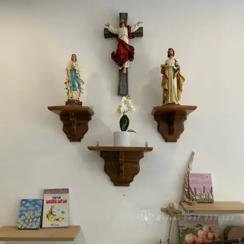 14. Bình Hoa Lan Trang Trí Ở Bàn Thờ Chúa Khải Hoàn Số 14