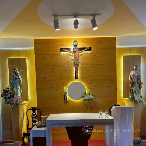 Mẫu Hoa Cắm Trang Trí Trên Của Nhà Nguyện Bàn Thờ Chúa Số 7